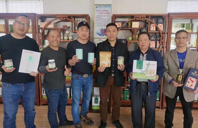 中華金廚、中國烹飪大師黃熾華師傅和“華家班”秘書處成員一行蒞臨粵森指導牛大力菜品研究與開發工作。